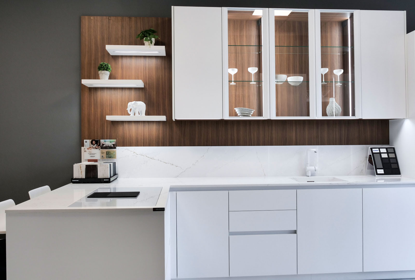 Kuchyňa Biela Matt | Orech | Silestone Ethereal Glow